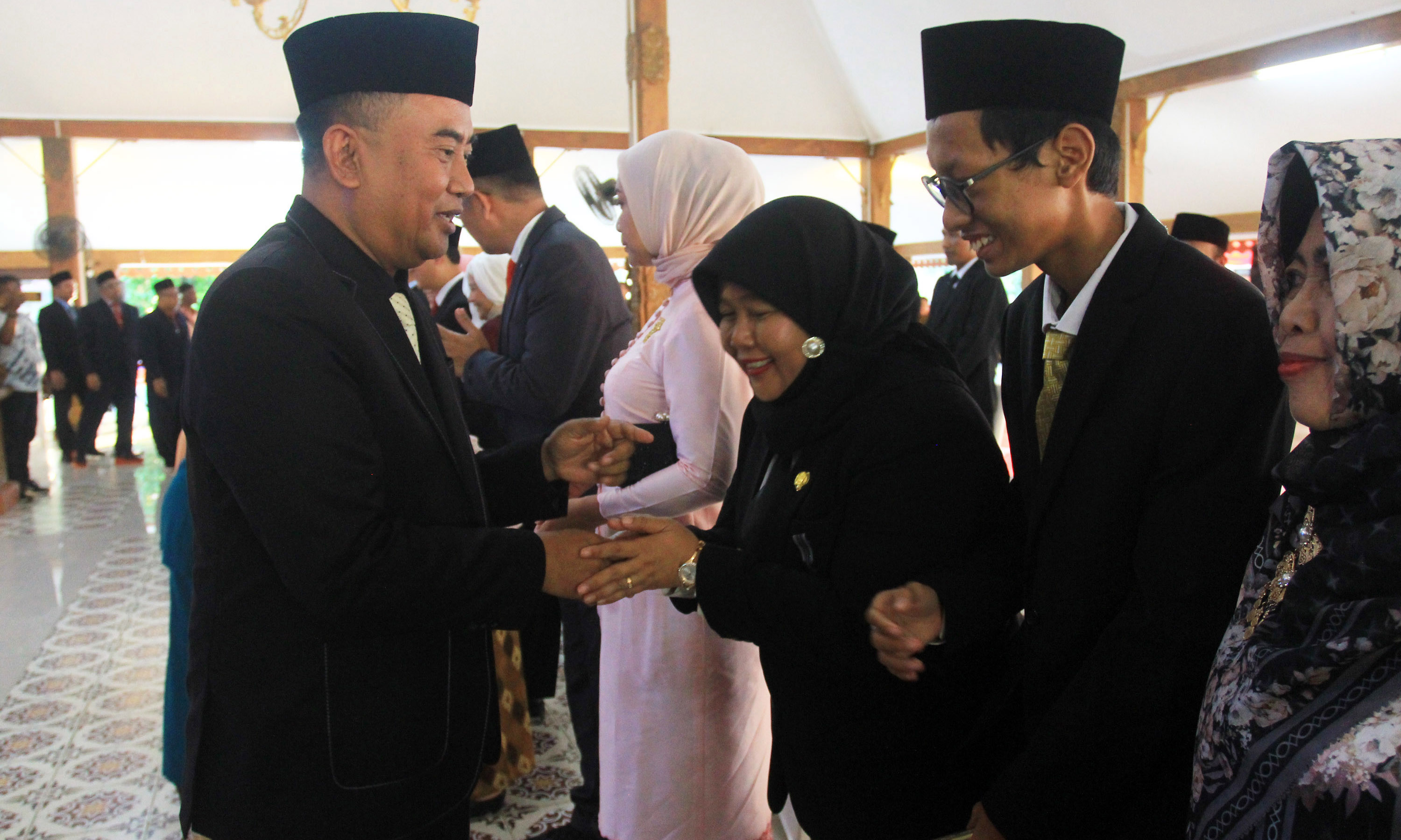 RESMI : Pj Bupati Probolinggo H. Ugas Irwanto, S.Sos, M.Si memberikan selamat kepada dr. Hj. Yessi Rahamwati, Sp.OG., M.H., usai dilantik sebagai Direktur RSUD Waluyo Jati.
