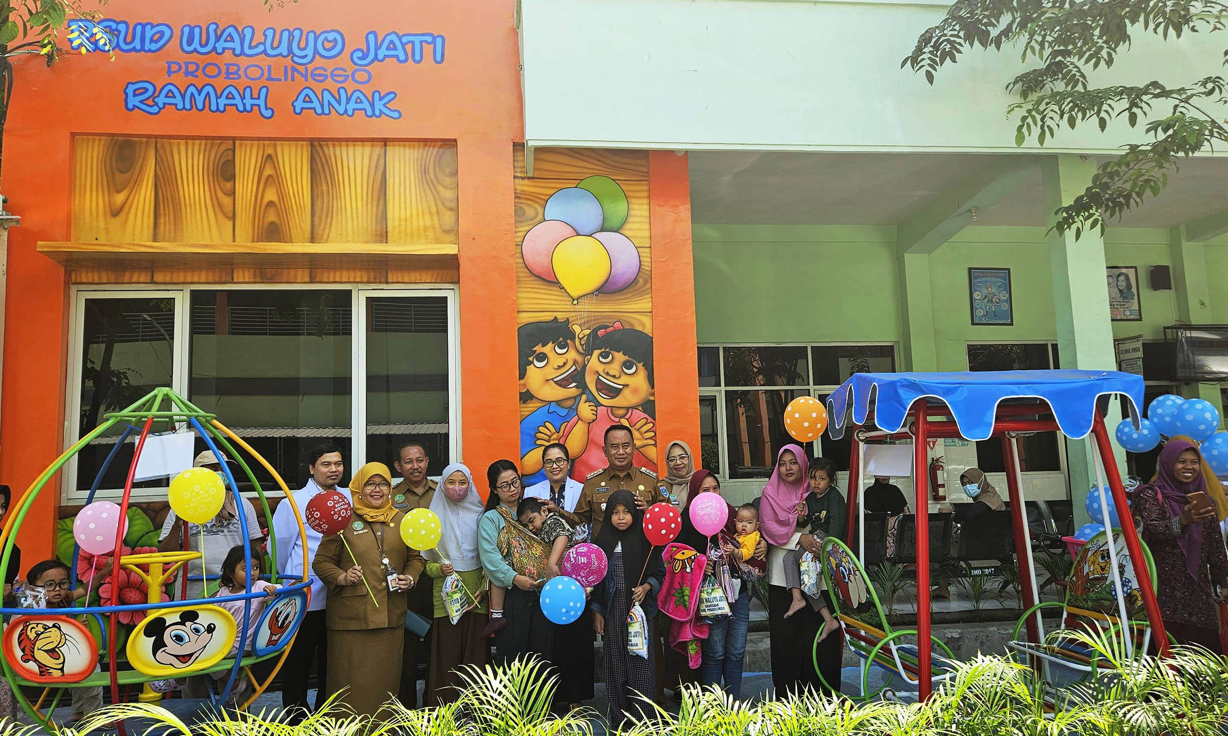 RAMAH ANAK : Pj Bupati Probolinggo H. Ugas Irwanto, S.Sos, M.Si foto bersama Direktur RSUD Waluyo Jati dan sejumlah dokter saat mengunjungi fasilitas ramah anak di Poli Anak.