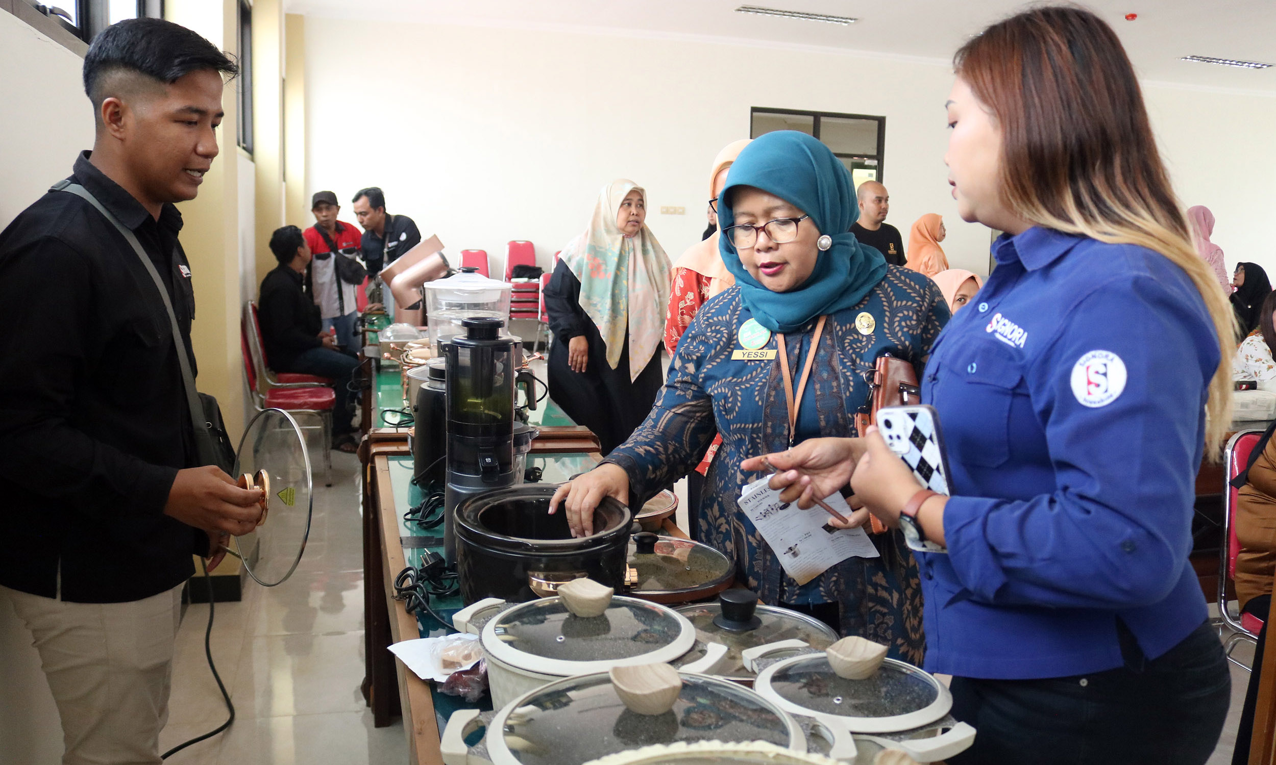 MEMASAK : Dharma Wanita Persatuan RSUD Waluyo Jati saat menggelar cooking class untuk membangun kebersamaan dan kesejahteraan karyawan.