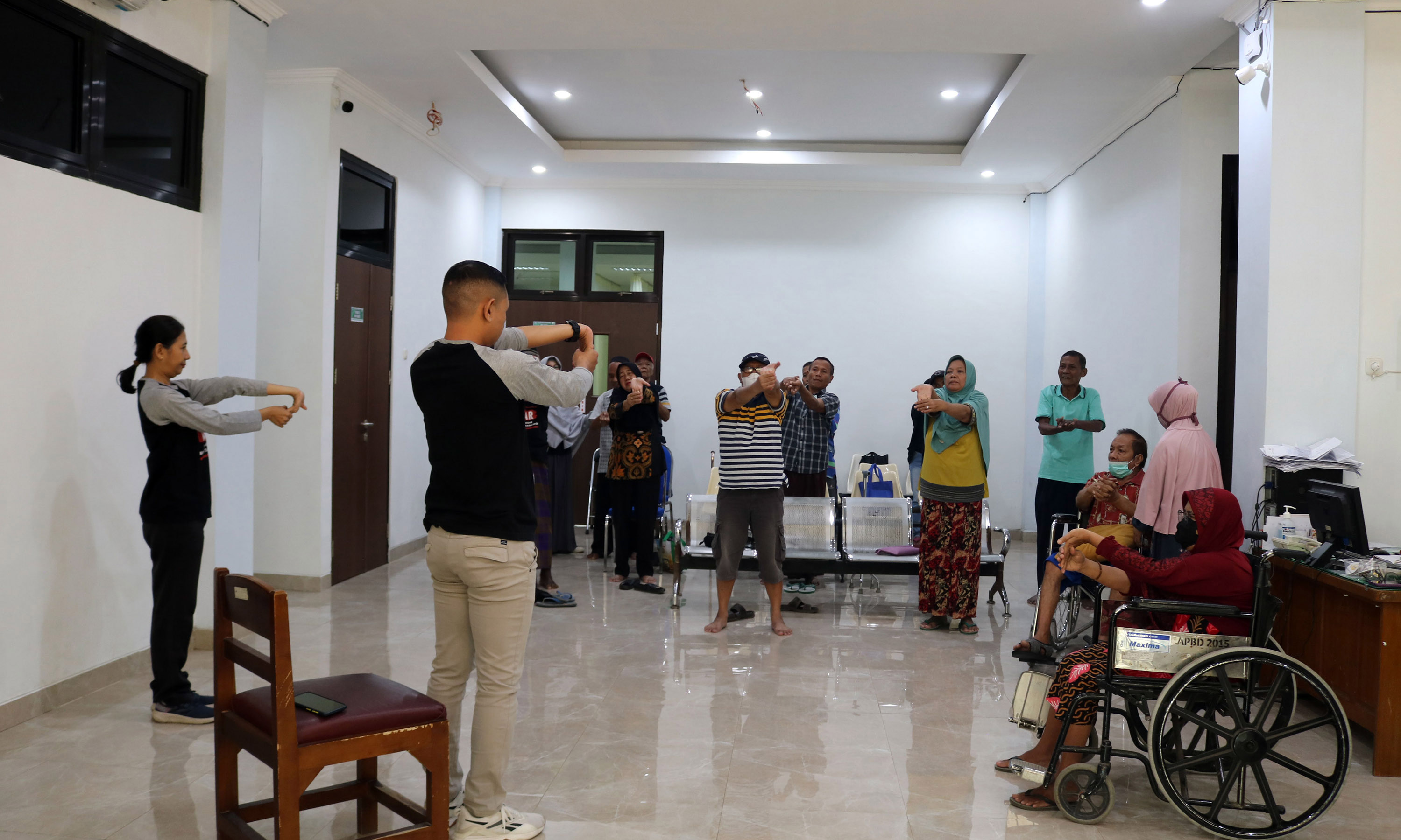 SENAM : Sejumlah lansia mengikuti senam Tegar Pasca stroke di RSDU Waluyo Jati bersama dr. A.A. SAGUNG MAS C., Sp.KFR,  dan tim Promosi Kesehatan Rumah Sakit