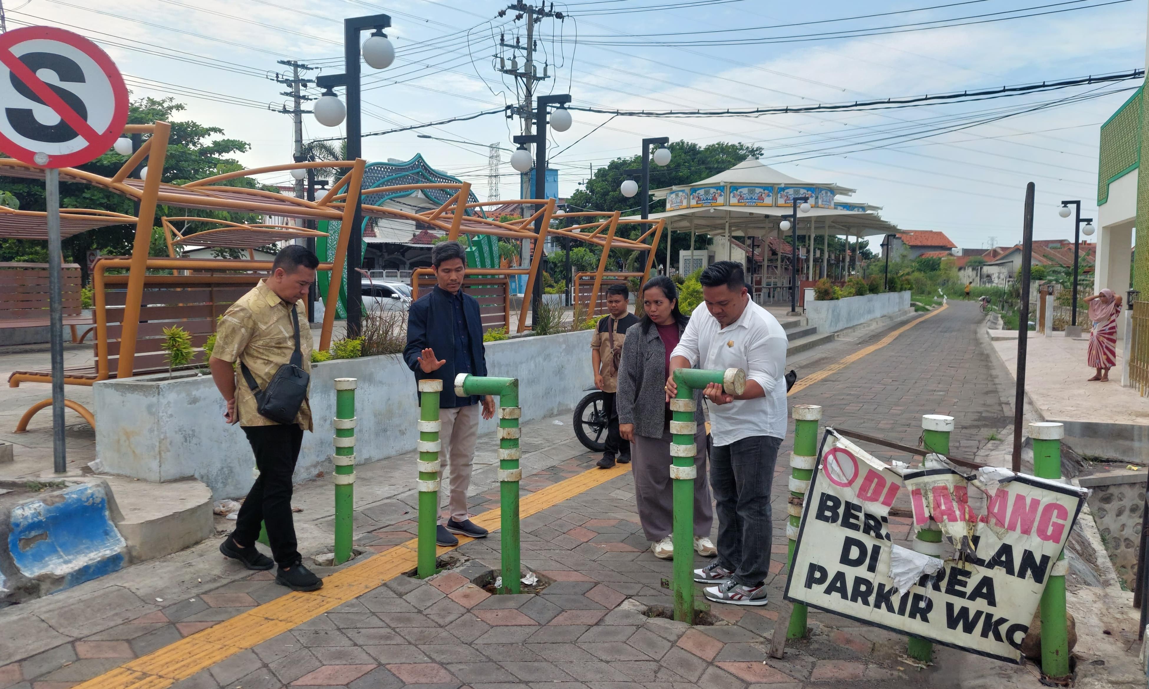 TAK DIKUNCI: Wakil Ketua Komisi I DPRD Kota Probolinggo Amir Mahmud (baju putih) bersama sejumlah anggota DPRD mengecek pintu akses masuk jalan tembus Gladak Serang-Taman Maramis.