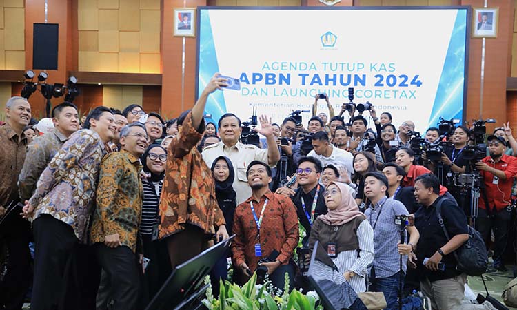 Presiden RI Prabowo Subianto berpose bareng awak media usai agenda tutup kas APBN 2024