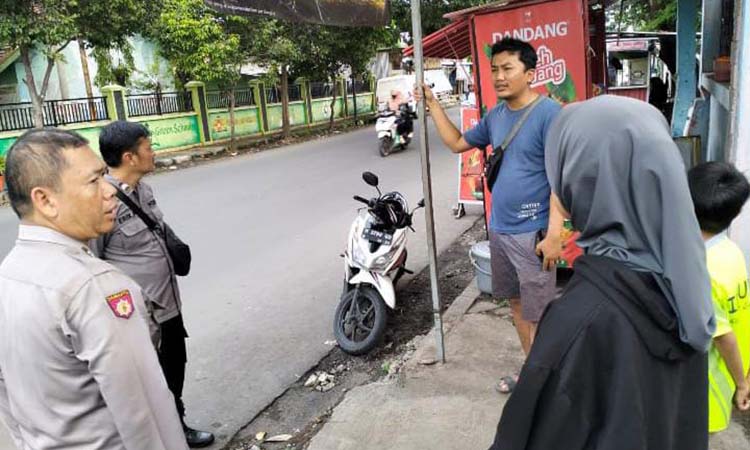 TKP: Anggota Mapolsek Wonoasih meminta keterangan pada para saksi di Jalan Anggur, Kelurahan/Kecamatan Wonoasih, tempat korban Debi Ayu Kusnadianti diduga kena gendam.
