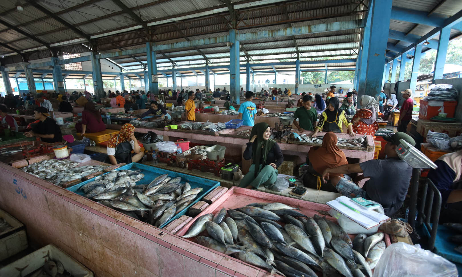 RAMAI: Suasana di Pasar Ikan Mayangan saat pagi hari. Lahan parkir dan toilet di pasar ini menjadi sorotan legislatif karena berpotensi jadi persoalan.