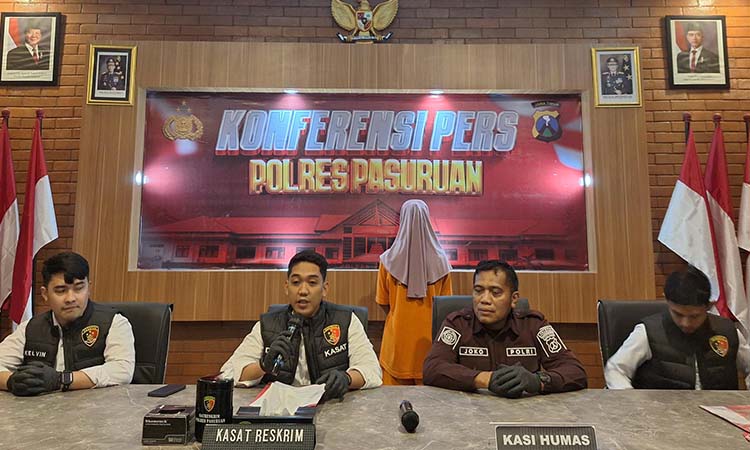 Jajaran Reskrim Polres Pasuruan saat merilis perampokan yang menimpa nenek-nenek di Kejayan. Nampak pelaku membelakangi kamera. (M Busthomi/ Radar Bromo)