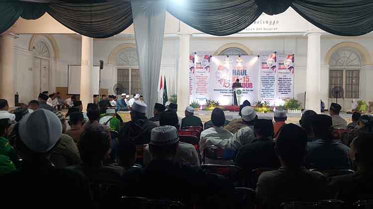 INGAT JASA ULAMA: Sejumlah ulama, kiai, dan masyarakat Kota Probolinggo mengikuti Haul ke-15 Gus Dur di Museum Kota Probolinggo, Selasa (31/12) malam.