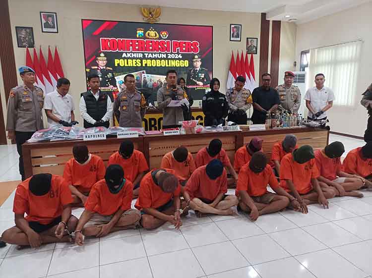 PELANGGAR HUKUM: Sejumlah barang bukti dan sebagian tersangka kejahatan yang diungkap Polres Probolinggo selama 2024.