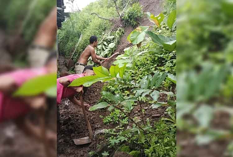 EVAKUASI: Sejumlah warga mengevakuasi material longsor yang menimpa rumah warga Dusun Bindung, Desa Tambakukir, Kecamatan Kotaanyar, Yuni, Rabu (1/1).