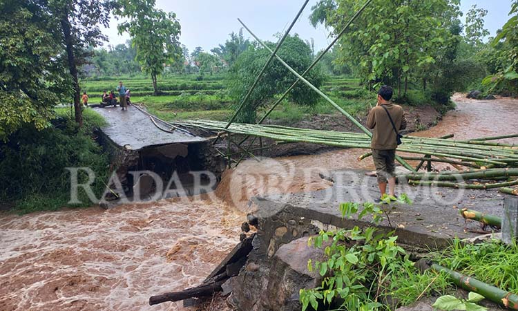 AKSES TERPUTUS: Kondisi jembatan yang menghubungkan Desa Sumberbendo, Sumberasih dengan SUmberrejo, Tongas, Kabupaten Probolinggo yang terputus. (Inneke Agustin/ Radar Bromo)