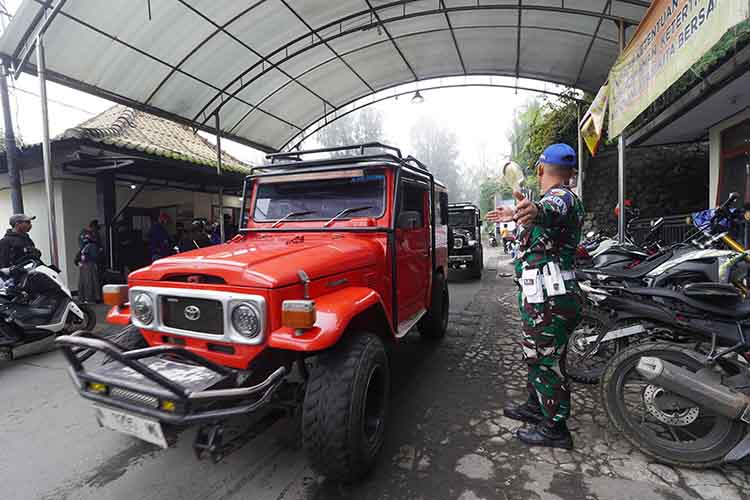 LANCAR: Sejumlah jip wisatawan melintas di Pintu Gerbang Cemoro Lawang, Gunung Bromo, Kabupaten Probolinggo, Rabu (1/1).