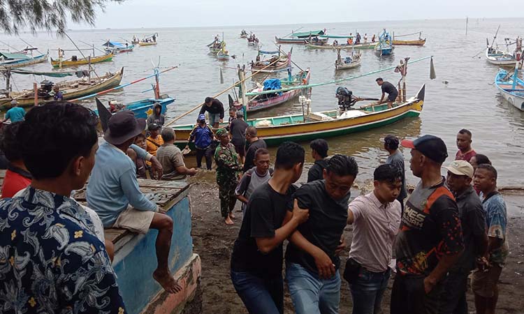 Keluarga remaja yang dilaporkan hilang saat mengikuti proses evakuasi.
