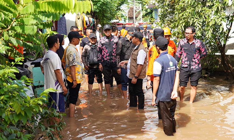 Wali Kota Pasuruan Adi Wibowo (rompi cokelat) saat meninjau lokasi banjir di Rujakgadung, Karangketug, Kota Pasuruan.