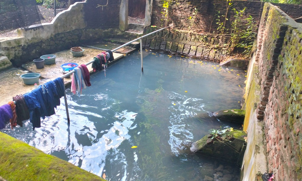SUMBER WEDOK: Tak hanya untuk mandi. Air dari Sumber Wedok juga dimanfaatkan untuk berbagai kebutuhan masyarakat, yang dialirkan ke rumah-rumah.