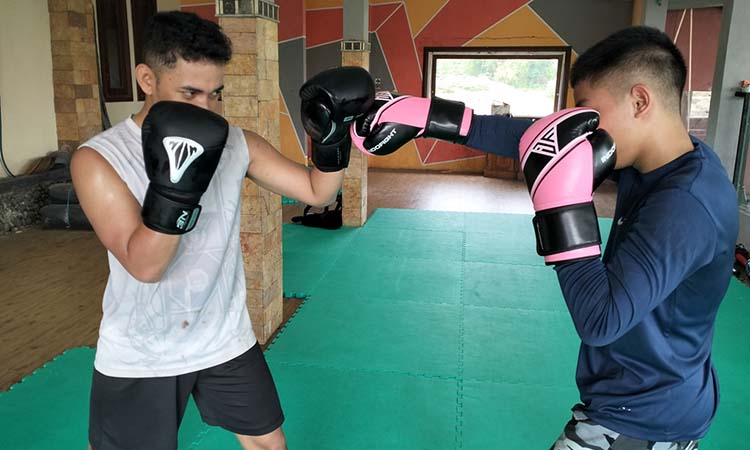 Dua atlet MMA saat berlatih di Hawk Fight Academy di Lingkungan Kasri, Kelurahan Petungasri, Pandaan.