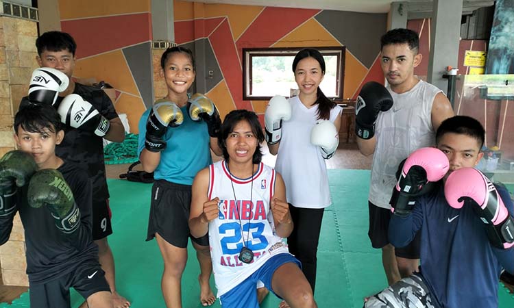 Atlet-atlet MMA berpose usai berlatih di Hawk Fight Academy di Lingkungan Kasri, Kelurahan Petungasri, Pandaan