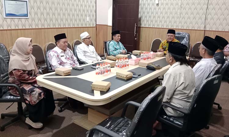 AUDIENSI: Sejumlah pengurus MUI Kabupaten Probolinggo audiensi dengan Pemkab Probolinggo, Jumat (3/1) dan membahas sejumlah isu penting.
