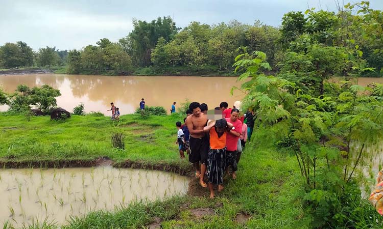 EVAKUASI: Jasad korban Markati, 65, ditemukan mengapung di embung Dusun Sumurkodung, Sumberejo, Tongas, Rabu (1/1) sore.