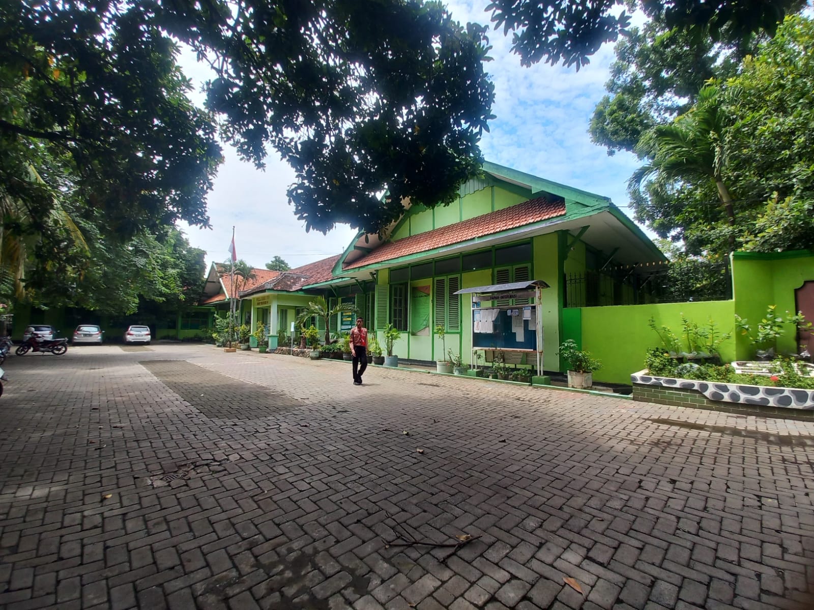 KINI: Tampak depan SMP Negeri 9 Probolinggo yang dahulu pernah menjadi Inlandsch Ambachtsschool te Probolinggo