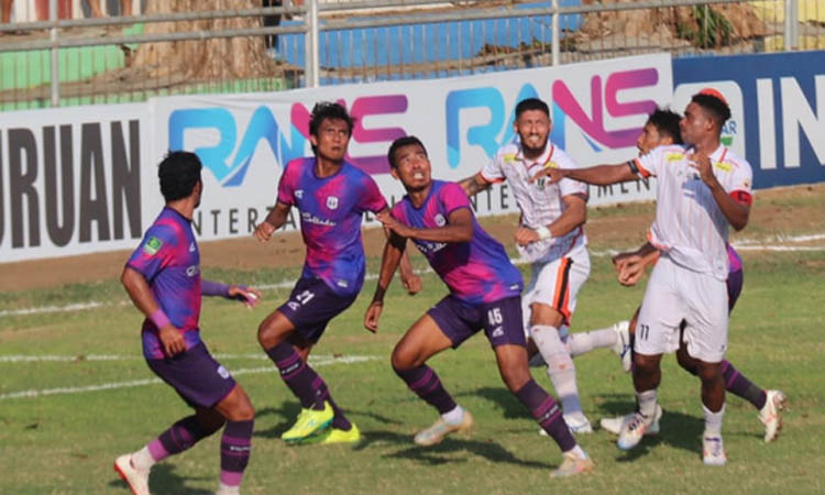 LEG PERTAMA: Laga antara rans Nusantara FC dan Persibo Bojonegoro yang digelar di Stadion Untung Suropati, akhir Oktober lalu. Saat itu laga berkedudahan seri 202.