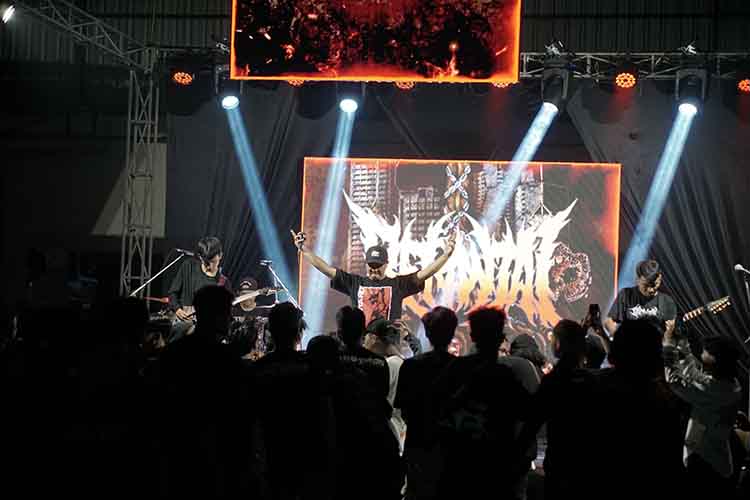 ANTUSIAS: Band Berantai ketika tampil di hadapan penggemarnya menggunakan pakaian serba hitam sebagai identitas musik metal.