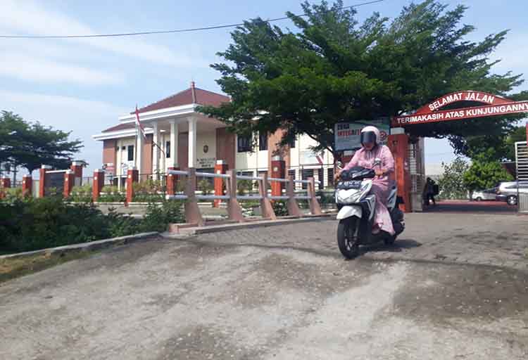 KEPASTIAN HUKUM: Seorang warga keluar dari Kantor Pengadilan Agama Probolinggo di Jalan Raya Bromo, Kota Probolinggo, beberapa waktu lalu.
