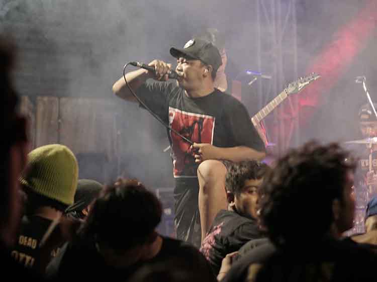 DEATH METAL: Ade Pratama, vokalis band Berantai, terlihat totalitas tampil di hapadan penggemarnya.