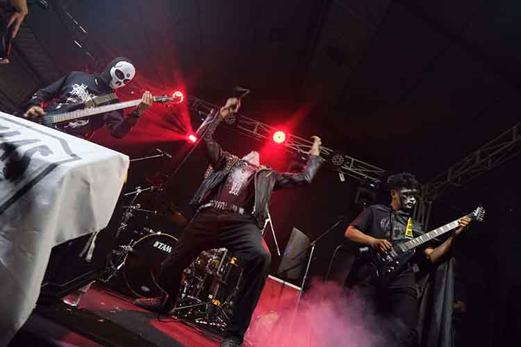 DRAIN CORE: Taufan Aditya Rahman, vokalis band Begal tampil totalitas di hadapan penggemarnya.