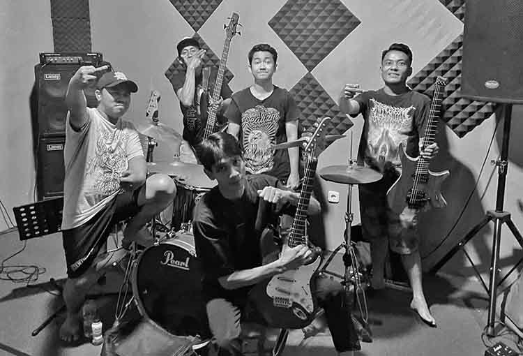 JAGA KUALITAS: Band Berantai, tak lupa berlatih untuk menjaga kualitas dan mencoba lagu-lagu baru.