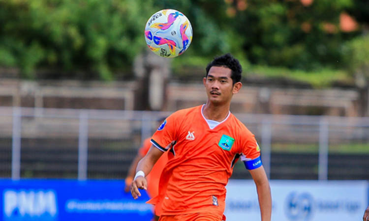 BUANG PELUANG: Midfielder Persekabpas Nofi Atmaja yang sejauh ini sudah mencetak 2 gol. Kemarin saat berlaga melawan Perseba Balikpapan, dia gagal memanfaatkan peluang.