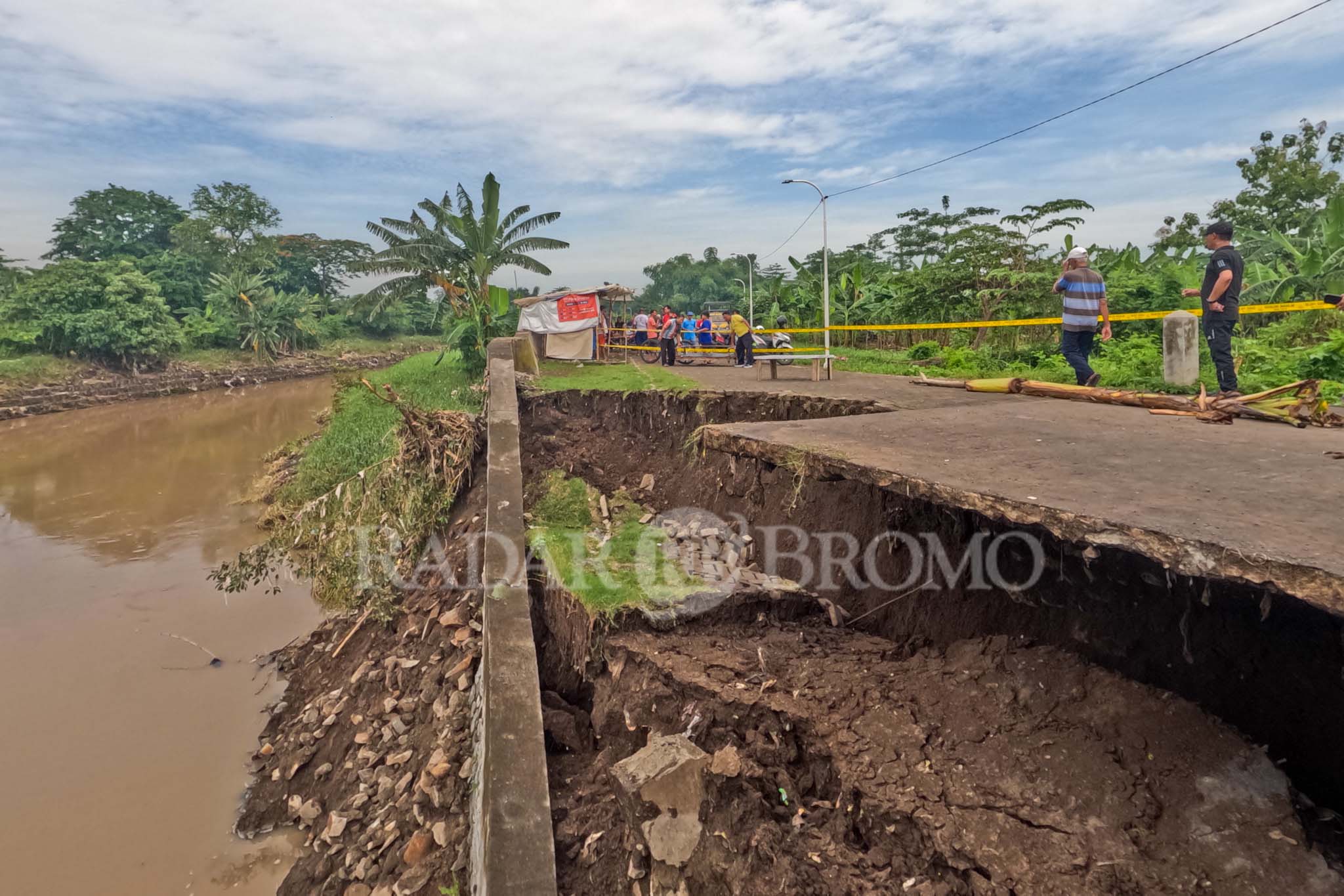 JALAN DITUTUP: Kondisi plengsengan tepi Kali Welang yang ambrol di Rujak Gadung, Gadingrejo, Kota Pasuruan. (Mokhamad Zubaidillah/ Radar Bromo)