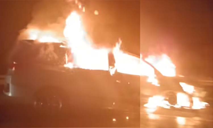 Kondisi Honda Mobilio terbakar di ruas tol Paspro, beberapa waktu lalu. (Screenshoot)