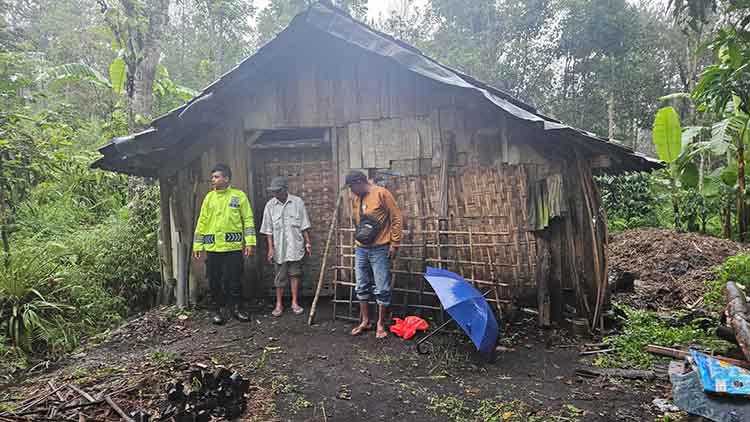 LOKASI KEJADIAN: Anggota Polsek Prigen mendatangi kandang sapi milik Dra&rsquo;i yang dicuri maling.