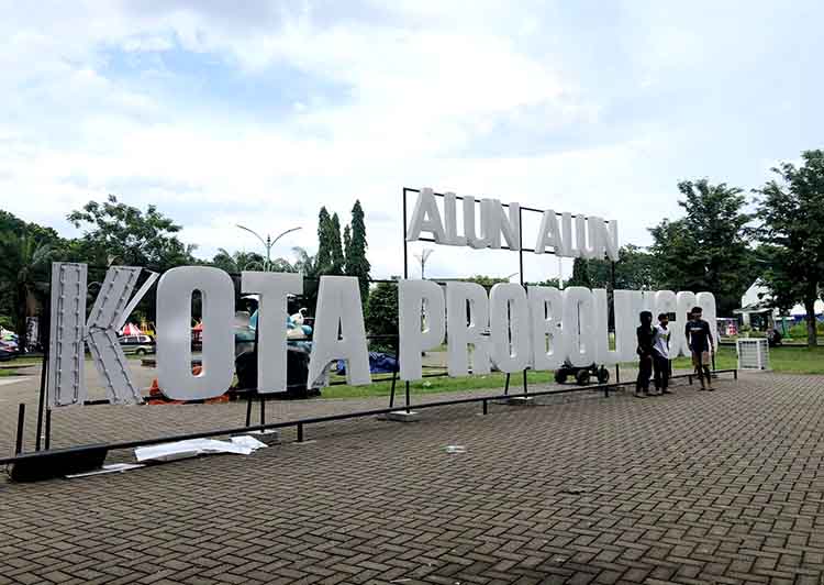 RUSAK: Huruf neon box bertuliskan Alun-Alun Kota Probolinggo di Alun-Alun Kota Probolinggo, rusak, Minggu (5/1).