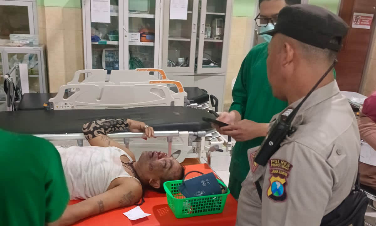 BONYOK: Agus saat dibawa ke RSUD Waluyo Jati setelah dihajar massa.