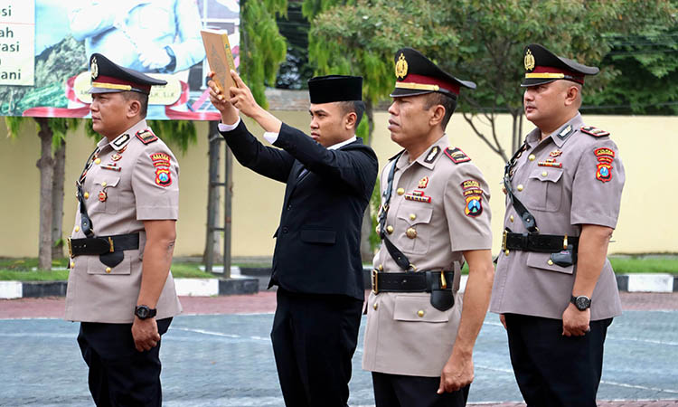 BERGANTI: Sertijab dua kapolsek yang digelar di Polres Probolinggo beberapa waktu lalu.