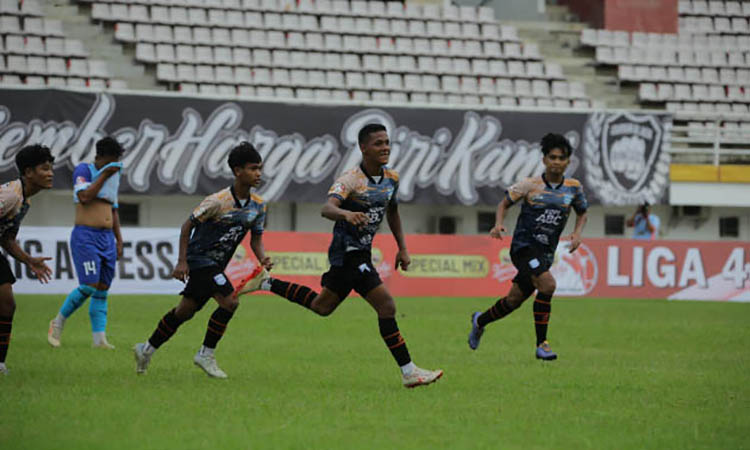 PENYELAMAT: Murdani (dua dari kanan), bek tangguh Persipro 54 seusai mencetak gol tunggal di laga perdana Grup C yang digelar di Jember Sport Garden (JSG).