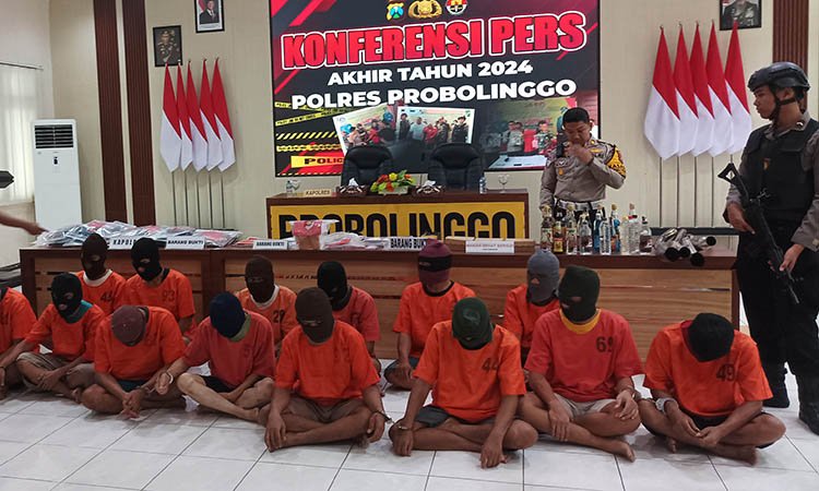 HASIL UNGKAP KASUS: Polres Probolinggo saat merilis sejumlah kasus yang berhasil ditangani pada 2024, yang sebagian diantaranya perkara narkoba.