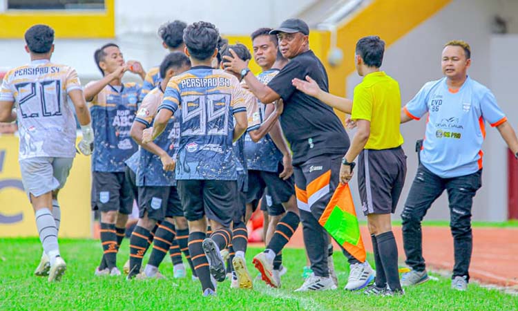 TREN POSITIF: Para penggawa Persipro 54 merayakan gol bersama pelatih Achmad Junaidi di laga perdana melawan PSIL Lumajang. (Official Persipro)