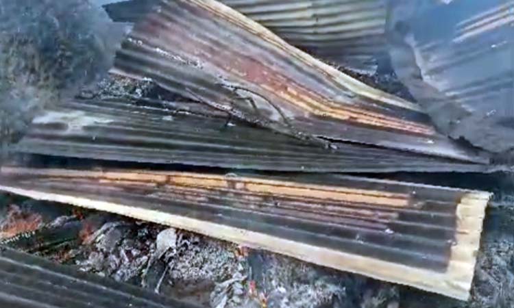 DIBAKAR: Pondok semi permanen yang difungsikan sebagai gudang milik petani Sanip di Desa Wonokitri, Kecamatan Tosari, Kabupaten Pasuruan dibakar oleh petugas TNBTS.&nbsp;
