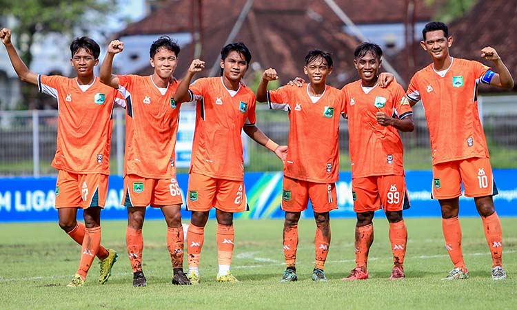 PESTA GOL: Para penggawa Persekabpas saat merayakan gol melawan PSM Madiun, (6/1).