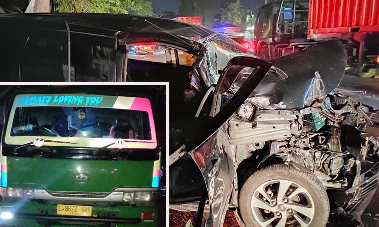Kondisi Avanza alami ringsek parah usai menabrak dari belakang truk kontainer (inset)