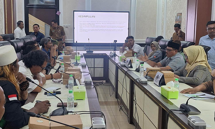 BERPOLEMIK: Kalangan aktivis saat mempertanyakan perombakan AKD di DPRD Kabupaten Pasuruan.