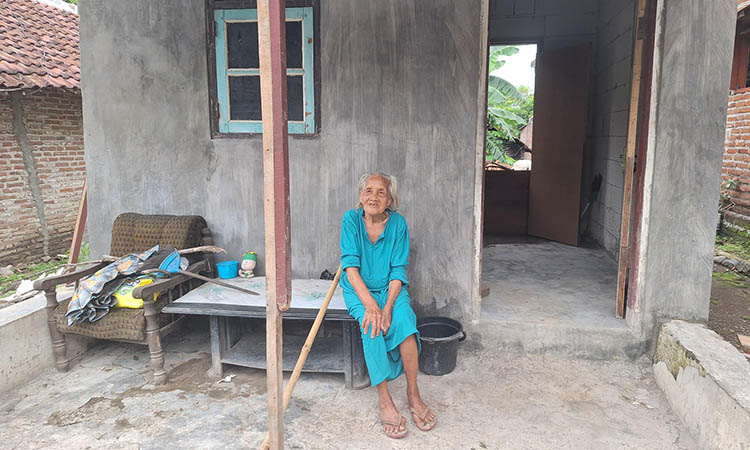 SENDIRI: Mbok Gina yang berusia sekitar 90 tahun itu, kini tinggal sendirian di rumahnya yang ada di Dusun Pakebo, Desa Oro-oro Ombo Kulon, Kecamatan Rembang, Kabupaten Pasuruan.