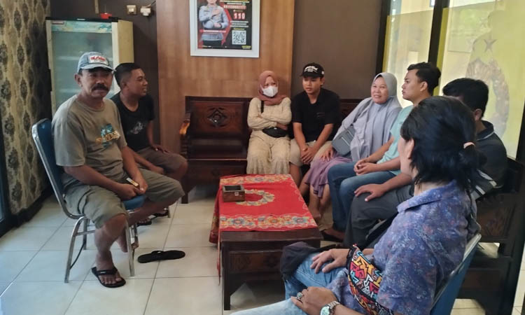 MELAPOR: Para korban aksi premanisme yang dilakukan Agus melapor ke Mapolsek Kraksaan