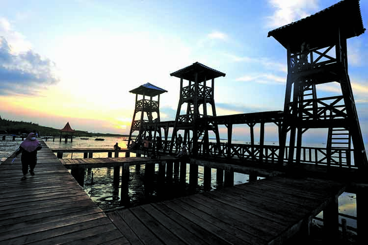 BUTUH PERAWATAN: Pantai Bahak Indah, Kecamatan Tongas, sejauh ini masih diminati pengunjung. Namun, banyak fasilitas yang sudah rusak.