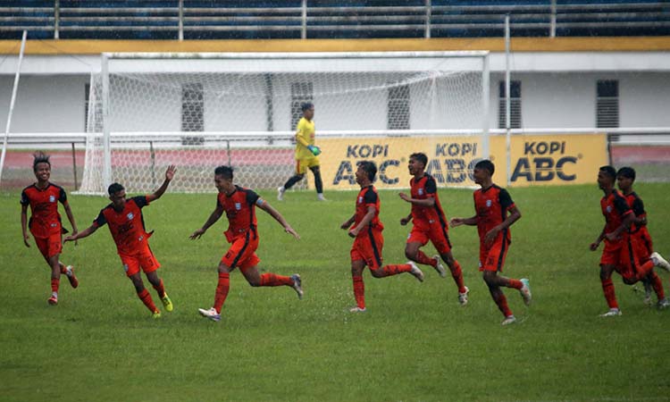 SAMA KUAT: Risdianto (3 dari kanan) saat merayakan gol melawan Persid Jember, Selasa (7/1). (Yulio FA/ Radar Jember)