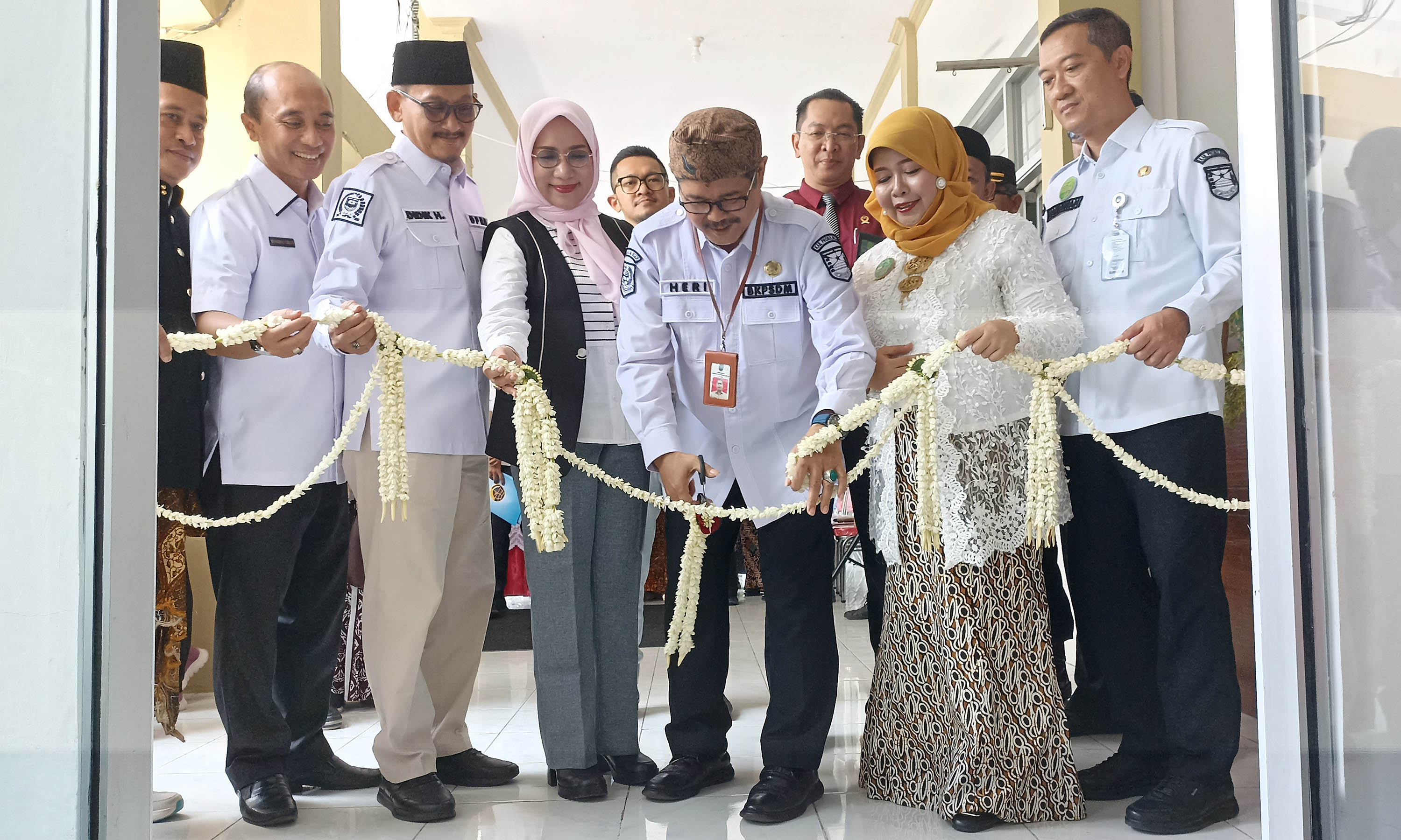 PERESMIAN : Pj Sekda Kabupaten Probolingo, Heri Sulistyanto didampingi dr. Yessi Rahmawati dan sejumlah undangan meresmikan ruang Direksi RSUD Waluyo Jati, Rabu (8/1).