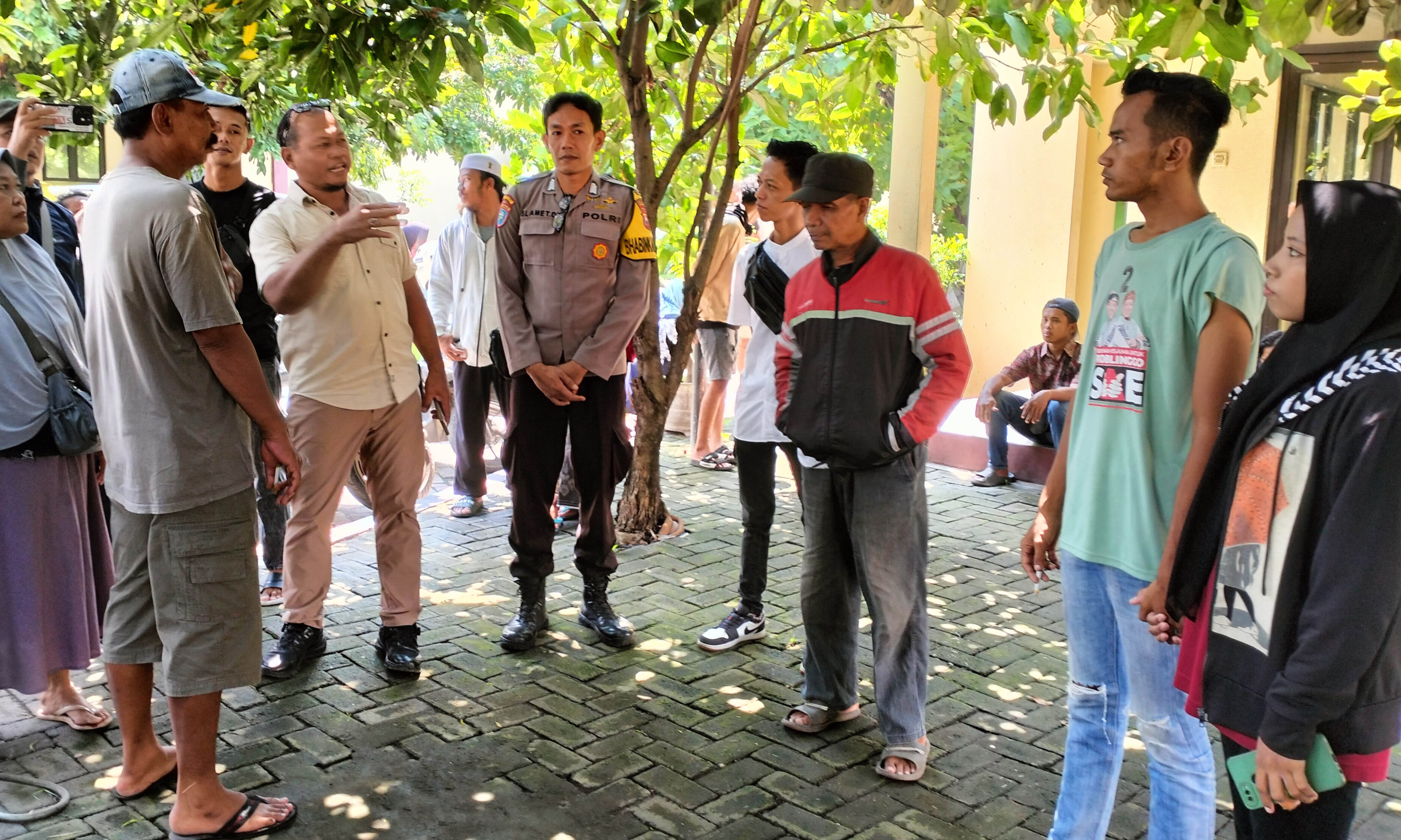 GERAM: PKL saat mendatangi mapolsek Kraksaan untuk melapor aksi premanisme, Selasa (8/1) lalu.