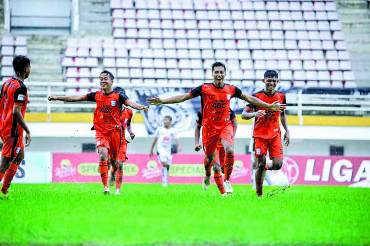 MENANG: Salah satu pemain Persipro 54, Risdianto usai mencetak gol dalam pertandingan melawan Persid Jember di Liga 4 PSSI Jawa Timur musim 2024/2025 Grup C, Selasa (7/1)
