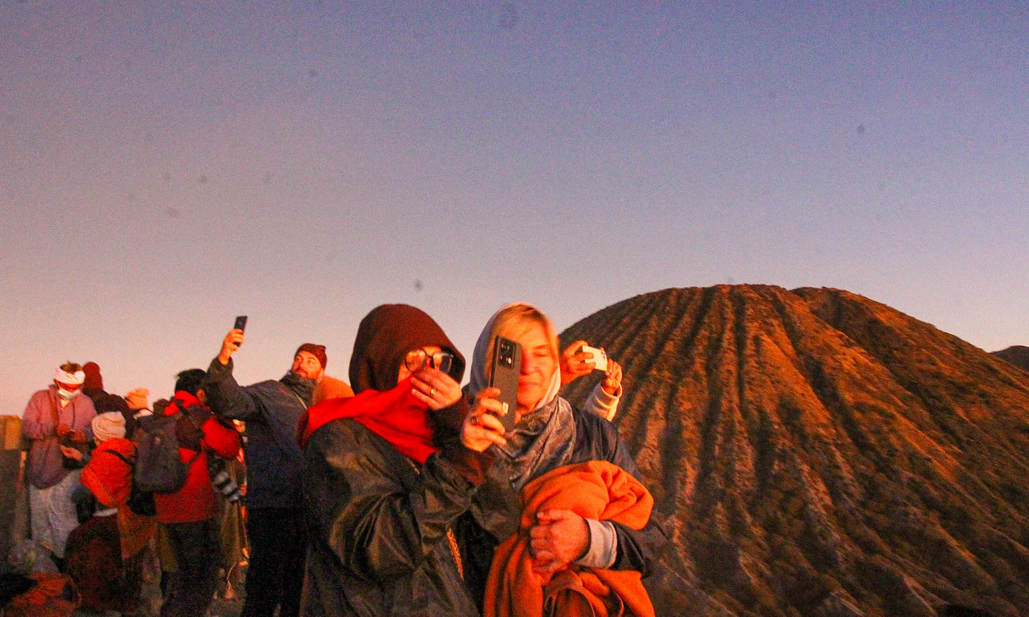 ANDALAN JATIM: WIsatawan mancanegara selfie di sekitar kawah Bromo. Kenaikan tiket masuk ke Bromo diprotes pelaku wisata di sana.